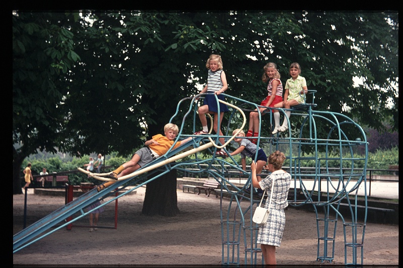 36.Frankfurt jul 1972 Traude,Brigitte,Marion,Peter,Britta,Jur.JPG